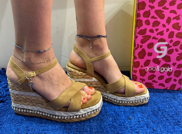 Sandalo zeppa gold&gold camel gv68